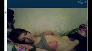 Девушка на кровати просто разделась в скайпе 18+ голая школьница студентка раздевается за деньги порно секс эротика трах сиськи