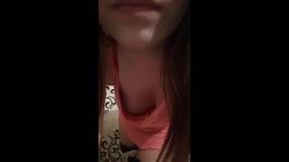 Милка показывает киску приглашая в приват в перископе periscope