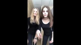 Сочные школьницы танцуют и показывают попки туалете (перископ/periscope)