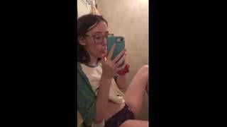 Дрочит в ванной с украденного телефона секс сосет милф сексвайф sexwife ебут камшот на лицо анал мжм жмж инцест анал