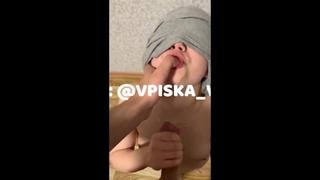 Отсосала хуй с завязанными глазами заставил глотать сперму на камеру секретарша глотает сперму