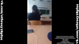 Красавицы лючила перископ на уроке и показала ножки periscope засветы